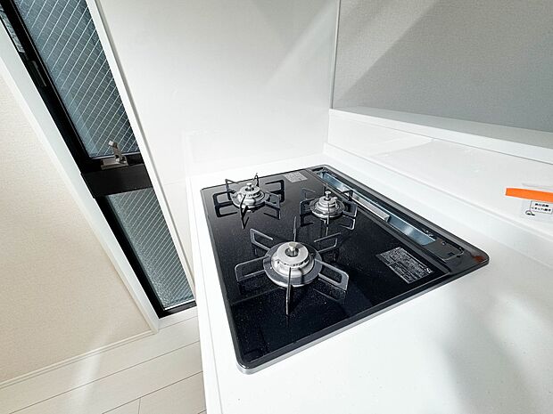 B号棟【三口ガスコンロ】三口ガスコンロは、炒め物などに適した強火力の「大バーナー」と天ぷらと煮物などに適した「標準バーナー」、奥にある弱火の「小バーナー」の3種類のバーナーが搭載されています…