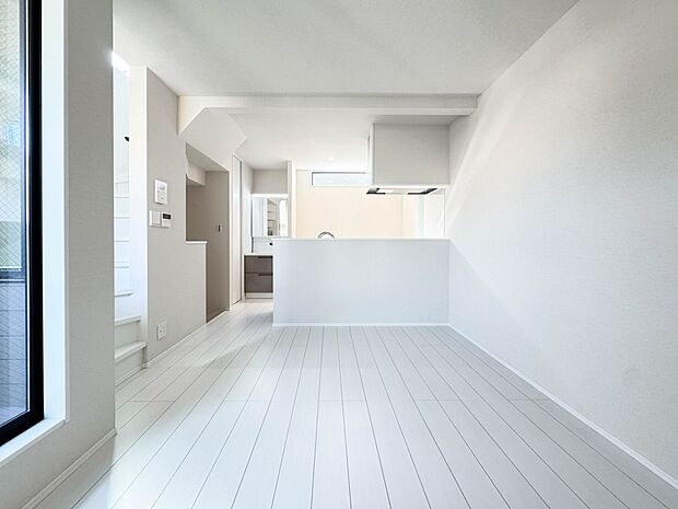 B号棟【LDK10.5帖】リビングにいるお子様と会話をしながら家事ができるカウンターキッチン。いま手があいているか、忙しそうなのか相手の様子を伺いながらコミュニケーションをとる訓練にもなりま…