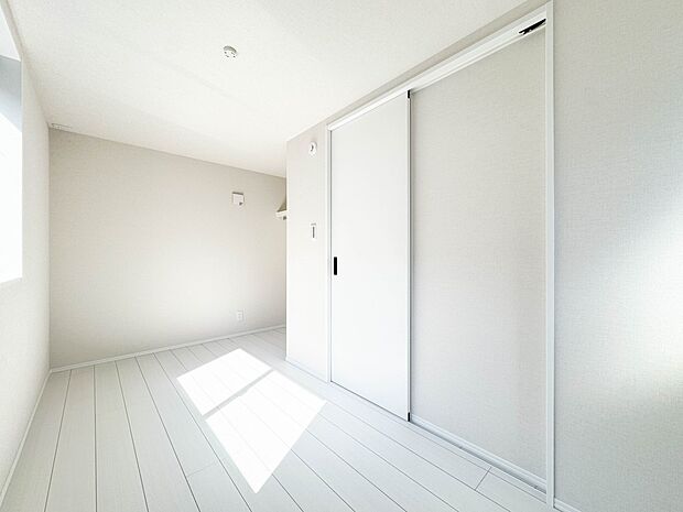 B号棟【居室5帖】大きな窓からたっぷりと陽光が注がれる明るい空間。