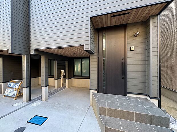 A号棟【玄関】家の顔となる玄関は、高いデザイン性が求められます。高級感と断熱性、防犯性に優れた玄関ドアを標準装備。ピッキング対策のセキュリティサムターン等、防犯に考慮しました。