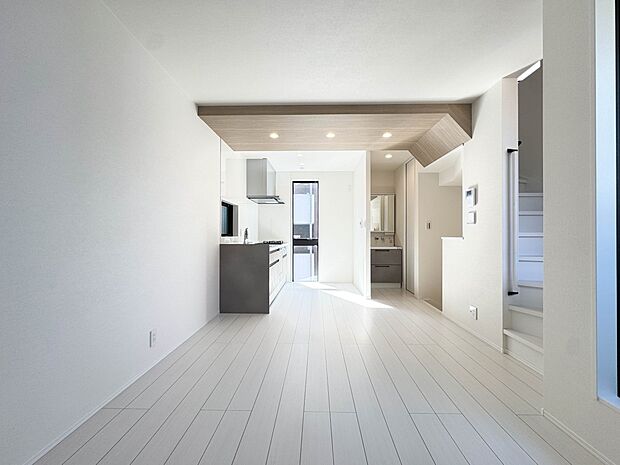 A号棟【LDK10.5帖】うららかな陽射しがどのお部屋にも降り注ぎますように、快適さを追求した間取設計。得難い立地環境での生活を恵みの豊かな永住の地へと変えてくれます。