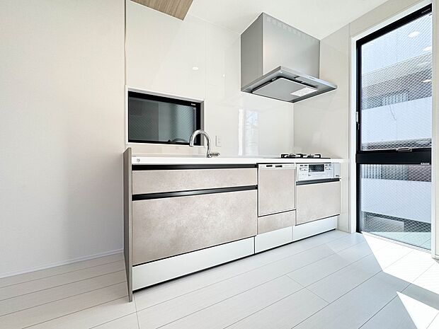 A号棟【LDK10.5帖】カウンターキッチンは広くて収納力もあるので、快適に料理をすることができます。食器や炊事用具を手の届くところに配置しやすいため調理もスピーディーですよ。