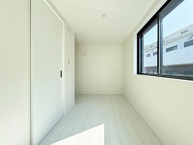 A号棟【居室5帖】シンプルな内装はおしゃれのポイントです。シンプルは華美より飽きがこないからです。色や模様でおしゃれ感をだす。それがシンプルイズビューティーです。