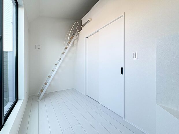 A号棟【居室4.2帖】お子様のお部屋にぴったりなクロークを備えたフローリング仕様の洋室です。