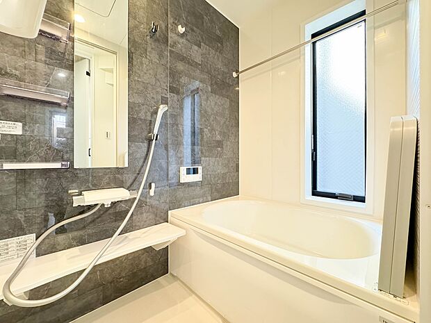 A号棟【浴室】浴室は一日の疲れを癒す場所だから、家族みんながゆったりできる快適設計。追い炊き機能付きオートバス。安定した温度で、いつでも快適に入浴できます。