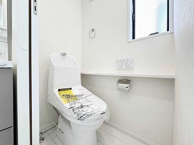 A号棟【トイレ】ウォシュレット付。快適で衛生的な洗浄機能付温水シャワートイレです。