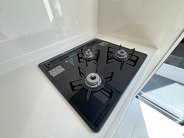 A号棟【三口ガスコンロ】三口ガスコンロは、炒め物などに適した強火力の「大バーナー」と天ぷらと煮物などに適した「標準バーナー」、奥にある弱火の「小バーナー」の3種類のバーナーが搭載されています…