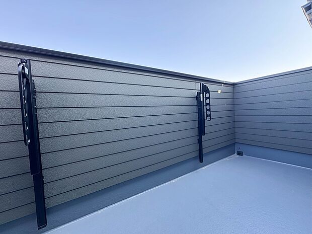 A号棟【バルコニー】朝の澄んだ空気や、夕方に吹く清々しい風を五感で感じられるバルコニー。屋外にあって、住まいの中でも本当の自然を感じられるスペースです。