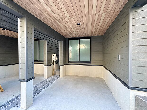 A号棟【駐車場】毎日の生活にマイカーが必須という方は、購入を検討する際、駐車場があることは大事な条件です。毎日の通勤や家族の送迎、買い物やお出かけなどクルマのある暮らしを満喫したい方は要チェ…