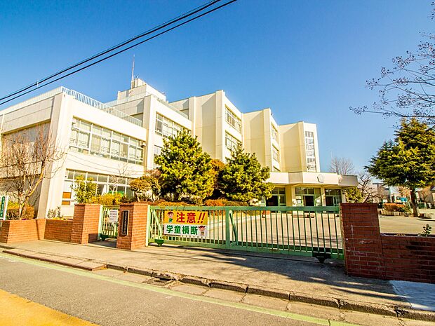 小学校 950m 大成小学校(毎日、通いたくなるのはどういう学校だろう。授業が楽しい。先生が優しい。友達と遊べる。給食がおいしい。私たちは生徒が通うことが楽しくなる学校を目指しています。毎朝…