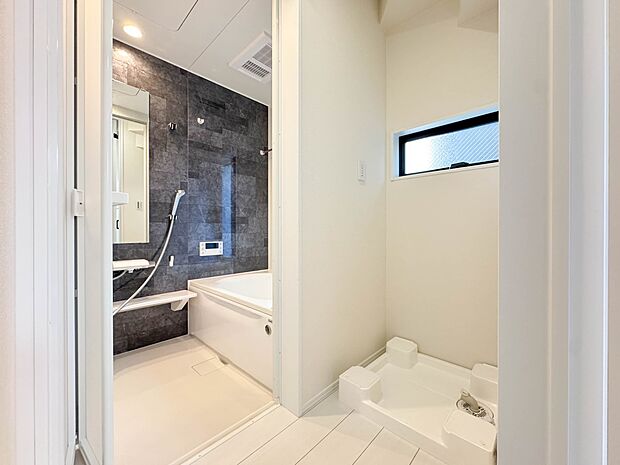 A号棟【ランドリースペース】毎日使う洗濯機。しっかりと奥行きのある置き場が確保されています。