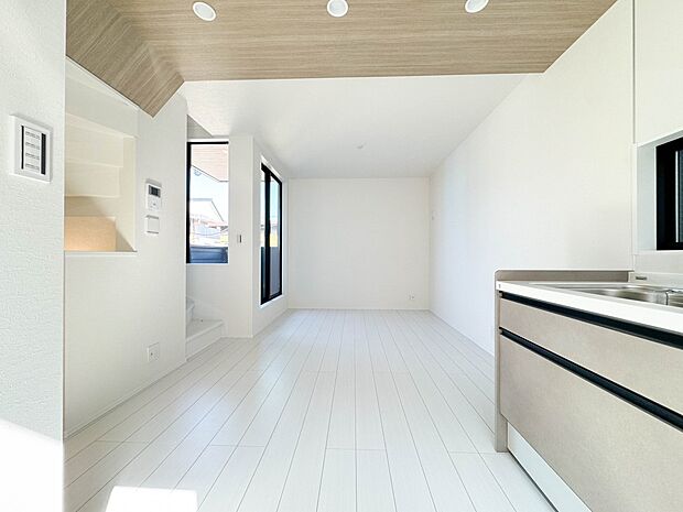 A号棟【LDK10.5帖】流行に左右されず、将来にわたって価値が継続する「上質」な佇まい。おしゃれな雰囲気や自然の潤い、親しみやすさといった個性を、街に新たな価値をもたらし続ける。