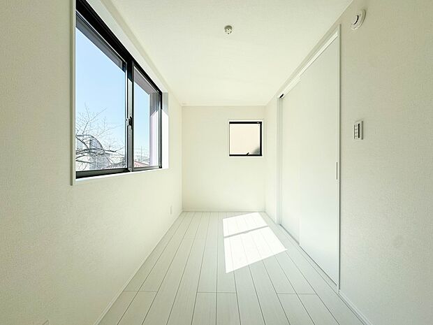 A号棟【居室5帖】大きな窓からたっぷりと陽光が注がれる明るい空間。