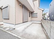 【駐車場】毎日の生活にマイカーが必須という方は、購入を検討する際、駐車場があることは大事な条件です。毎日の通勤や家族の送迎、買い物やお出かけなどクルマのある暮らしを満喫したい方は要チェック！…
