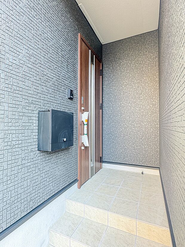 1号棟【玄関】玄関はおうちの顔と言われます。玄関アプローチは、外観デザインの印象を左右します。