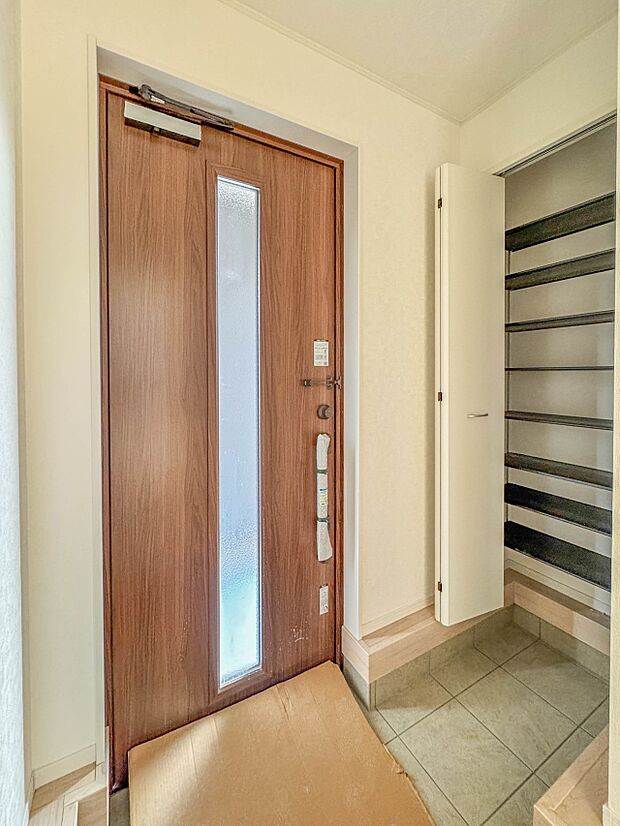 1号棟【玄関】スタイリッシュかつ品のある玄関。晴れの日も、雨の日も、風の日も、ご家族やお客さまを安心して迎えます。