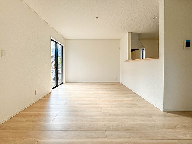 1号棟【LDK15.1帖】光が溢れ、風も溢れ、居心地のよい住空間、自然体で過ごせる住空間にリビングを。それは住むというシンプルなカタチをどこまでも追求してきた結果です。新築の厳かな居住性を身…