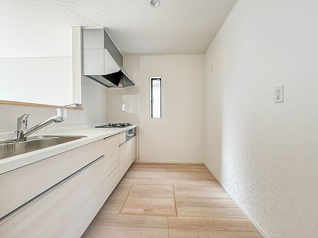 1号棟【キッチン】カウンターキッチンは広くて収納力もあるので、快適に料理をすることができます。食器や炊事用具を手の届くところに配置しやすいため調理もスピーディーですよ。