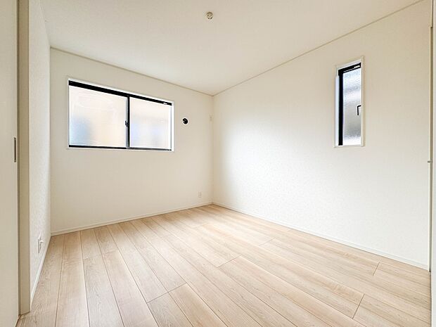 1号棟【子供部屋5.7帖】お子様のお部屋にぴったりなクロークを備えたフローリング仕様の洋室です。