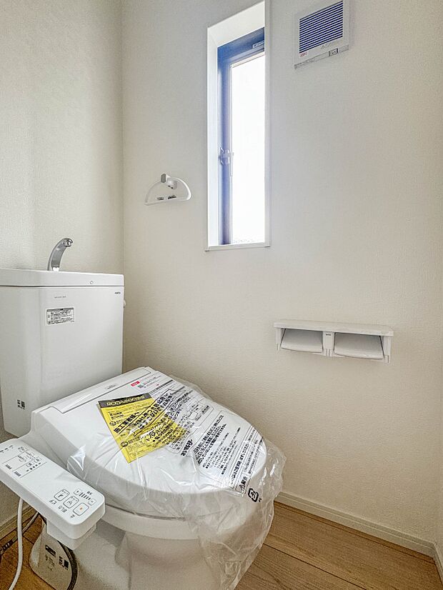 1号棟【トイレ】トイレ・ウォシュレット付。快適で衛生的な洗浄機能付温水シャワートイレです。