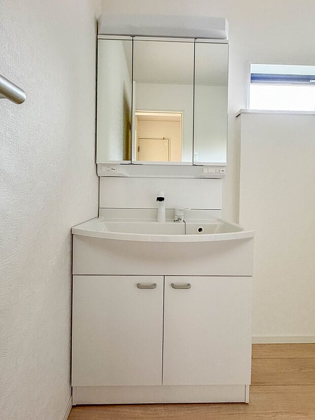 1号棟【洗面台】大きく見やすい三面鏡で清潔感ある洗面台は、身だしなみチェックや肌のお手入れに最適です。