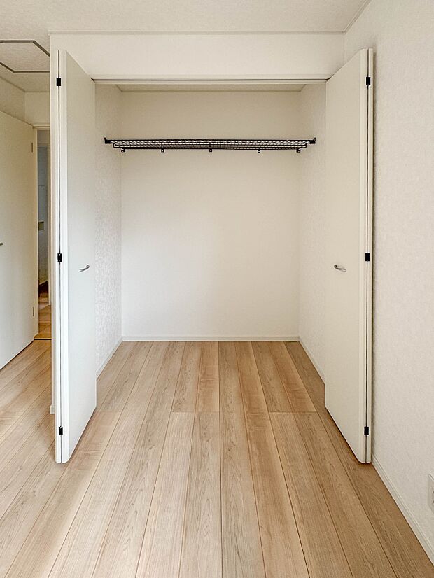 1号棟【収納 洋室5.7帖】各部屋を最大限に広く使って頂ける様、全居住スペースに収納付。プライベートルームはゆったりと快適に。