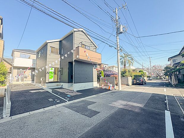 【前面道路5.98M】家の前をまっすぐの通りが走っている。クルマは少なく、人々は毎朝、ウォーキング、ジョギング、犬の散歩など、フリーな朝時間を過ごしている。