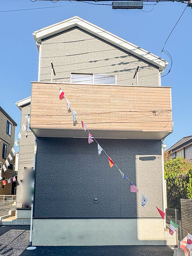 1号棟【外観】家族の温かさと陽光の暖かさ、楽しい毎日と明るい未来を予感させる「空間が織り成すひとつ先の住み心地」を演出します。