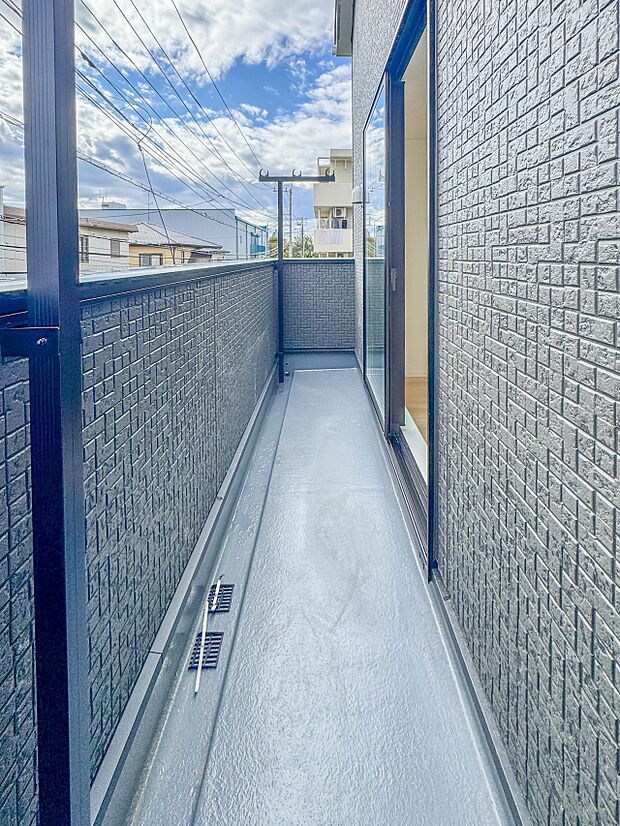 1号棟【バルコニー】朝の澄んだ空気や、夕方に吹く清々しい風を五感で感じられるバルコニー。屋外にあって、住まいの中でも本当の自然を感じられるスペースです。