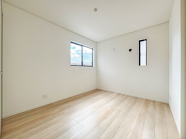 1号棟【洋室5.7帖】柔らかな陽光とフローリングの色味が調和した快適な空間。