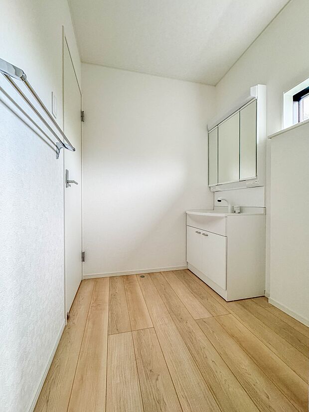 1号棟【脱衣所】洗面所は小さなプライベートスペース。歯磨き、洗顔と毎日施す個人空間。