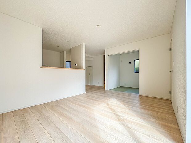 1号棟【LDK15.1帖】インテリアショップで見掛けた「あの家具」も置ける、ゆったりとした空間。時に広さが上質な寛ぎの時間になる事も。