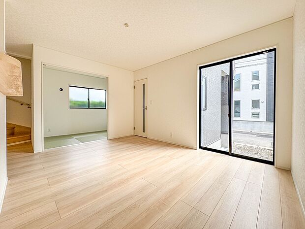 1号棟【LDK15.1帖】インテリアショップで見掛けた「あの家具」も置ける、ゆったりとした空間。時に広さが上質な寛ぎの時間になる事も。