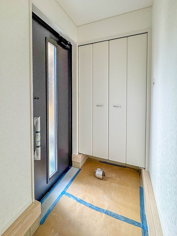 2号棟【玄関】スタイリッシュかつ品のある玄関。晴れの日も、雨の日も、風の日も、ご家族やお客さまを安心して迎えます。