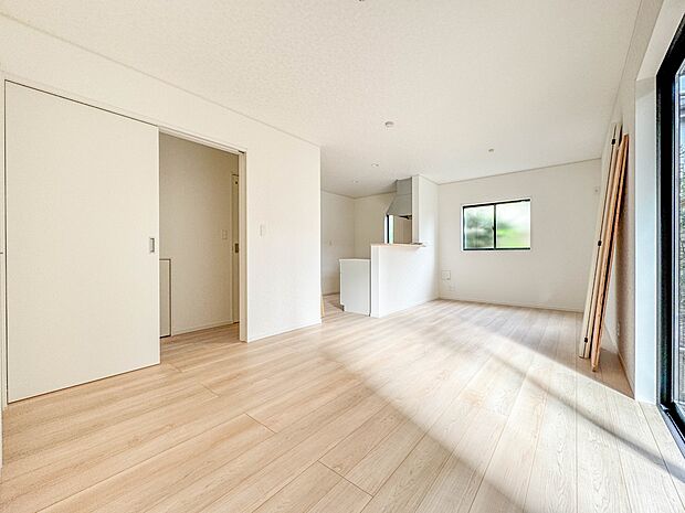 2号棟【LDK14.8帖】光が溢れ、風も溢れ、居心地のよい住空間、自然体で過ごせる住空間にリビングを。それは住むというシンプルなカタチをどこまでも追求してきた結果です。新築の厳かな居住性を身…