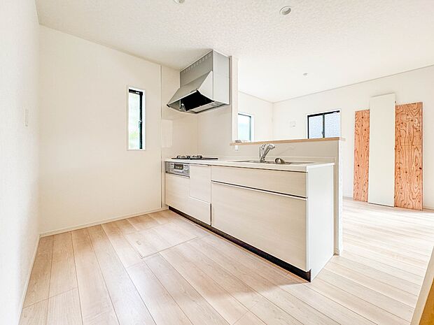 2号棟【キッチン】カウンターキッチンは広くて収納力もあるので、快適に料理をすることができます。食器や炊事用具を手の届くところに配置しやすいため調理もスピーディーですよ。