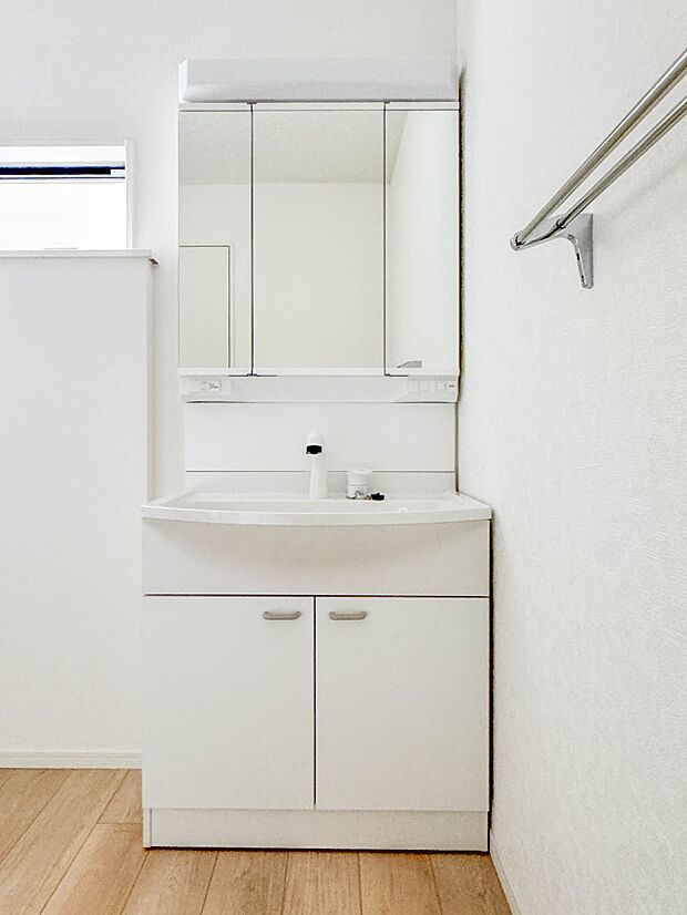 2号棟【洗面台】大きく見やすい三面鏡で清潔感ある洗面台は、身だしなみチェックや肌のお手入れに最適です。