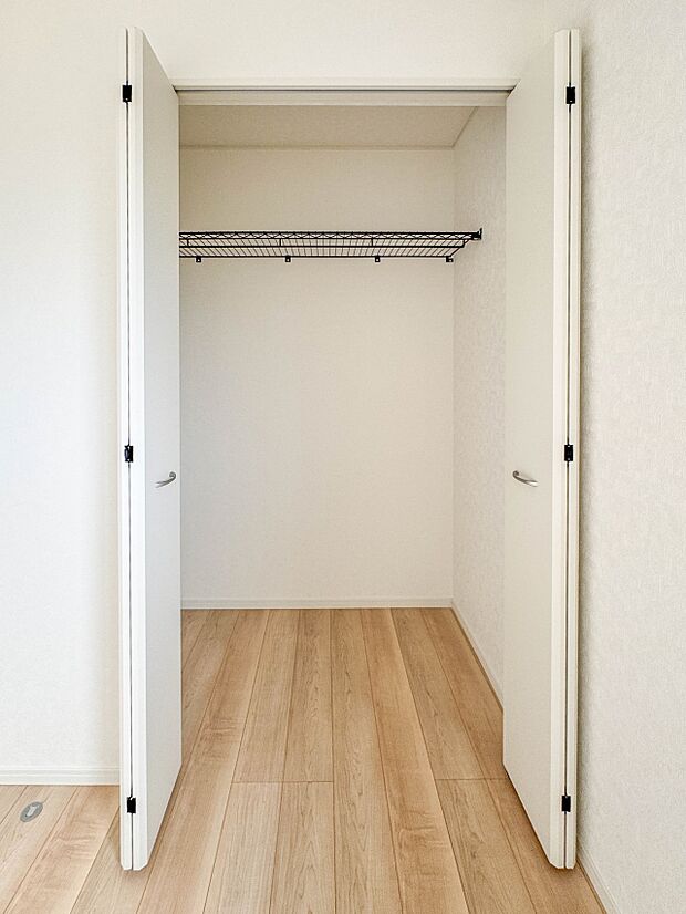 2号棟【収納 寝室5.6帖】各部屋を最大限に広く使って頂ける様、全居住スペースに収納付。プライベートルームはゆったりと快適に。