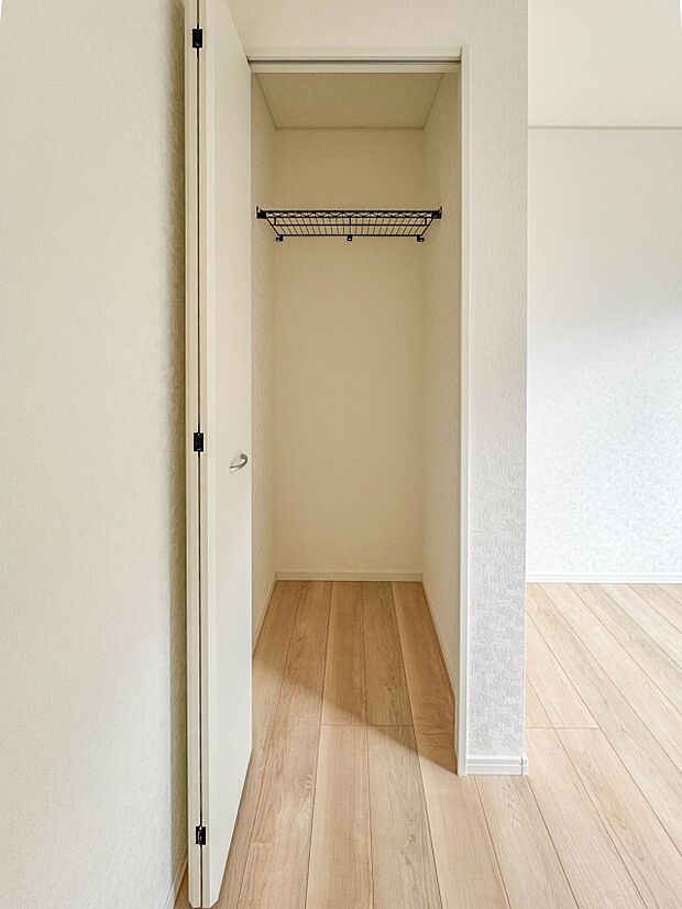 2号棟【収納　洋室4.7帖】各部屋を最大限に広く使って頂ける様、全居住スペースに収納付。プライベートルームはゆったりと快適に。