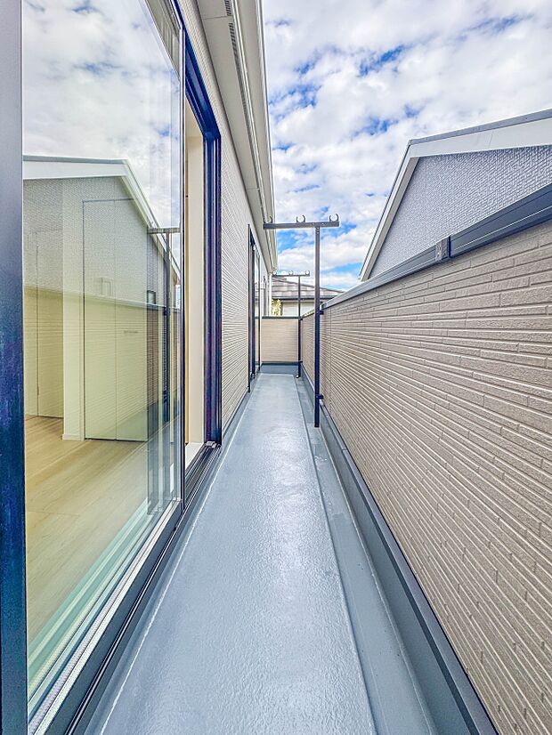 2号棟【バルコニー】朝の澄んだ空気や、夕方に吹く清々しい風を五感で感じられるバルコニー。屋外にあって、住まいの中でも本当の自然を感じられるスペースです。