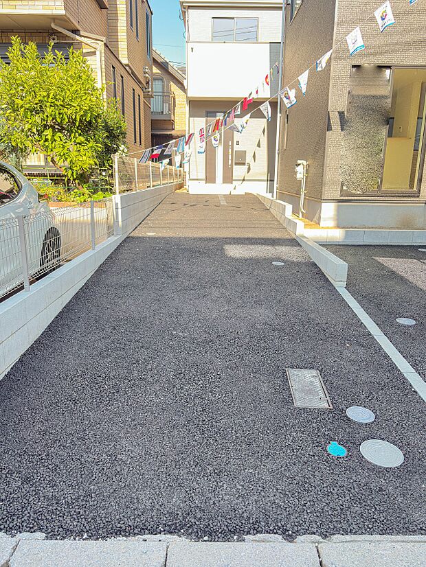 2号棟【駐車場】カースペース2台可／駐輪スペース。広々カースペースです。自転車、バイクなども置き場に困りません。