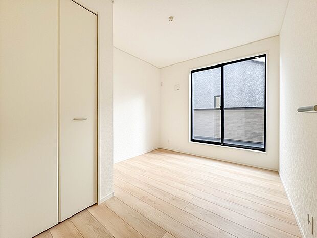 2号棟【洋室4.7帖】柔らかな陽光とフローリングの色味が調和した快適な空間。