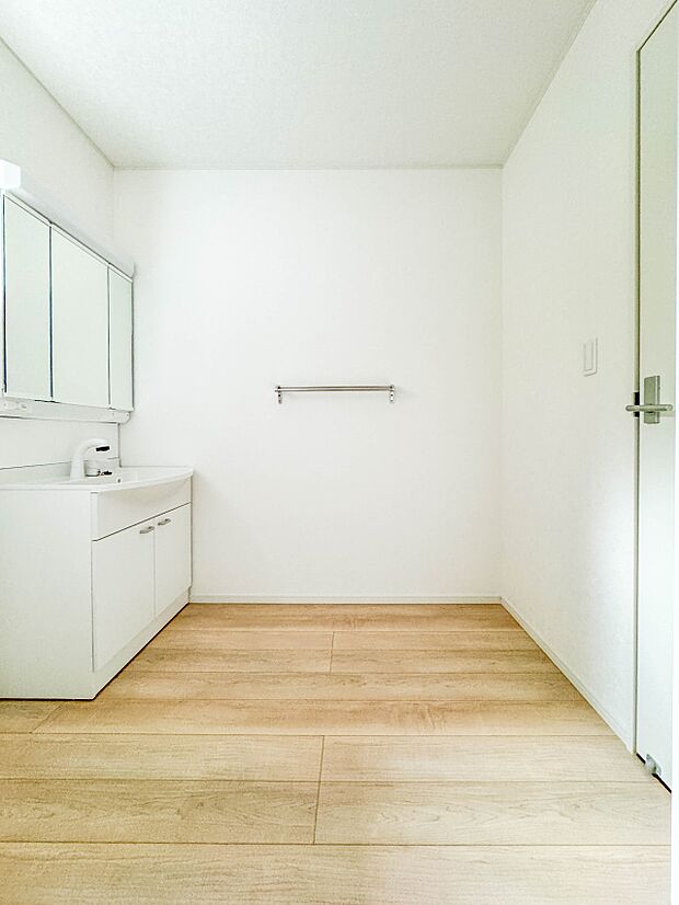 2号棟【脱衣所】洗面所は小さなプライベートスペース。歯磨き、洗顔と毎日施す個人空間。