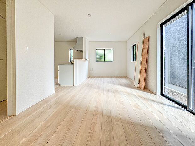 2号棟【LDK14.8帖】インテリアショップで見掛けた「あの家具」も置ける、ゆったりとした空間。時に広さが上質な寛ぎの時間になる事も。