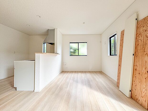 2号棟【LDK14.8帖】忙しい朝でも家族揃って食事をしたいゆとりあるダイニングスペース。