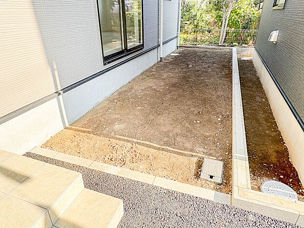 2号棟【庭】プランター等をおいてガーデニングが楽しめます。