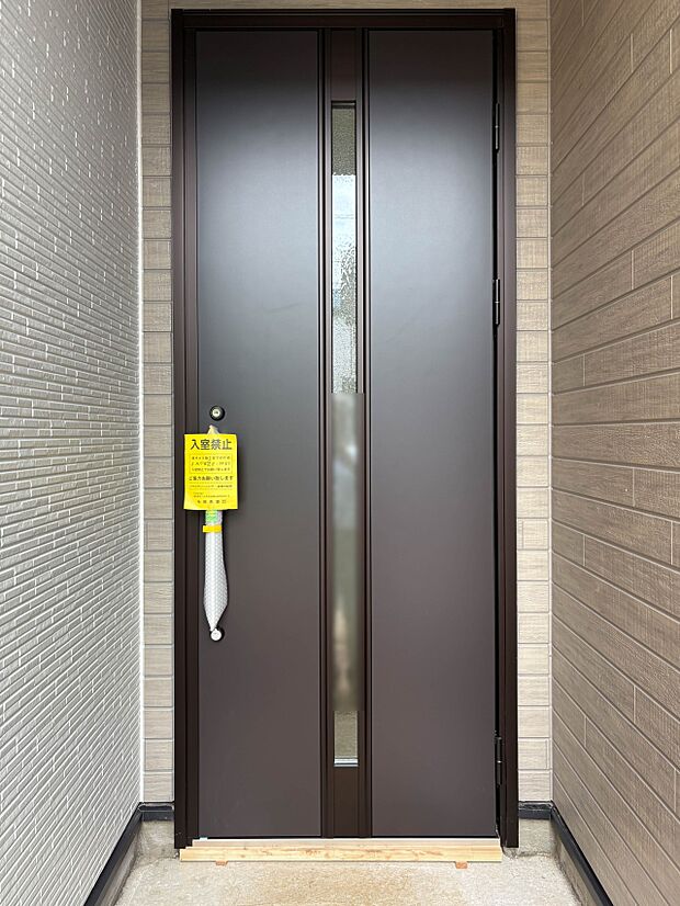 【玄関】玄関はおうちの顔と言われます。玄関アプローチは、外観デザインの印象を左右します。ご家族の個性を出しながら、素敵な玄関でお客様をお迎えしてください。