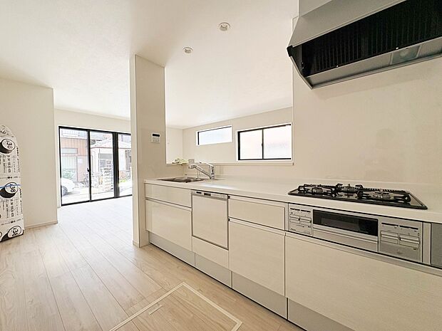【キッチン】三口コンロで料理の幅を拡げてくれる使いやすいシステムキッチンを採用。洗い場も大きいので野菜や食器を洗ったりする際にも捗り、奥様の強い味方となってくれるはずです。