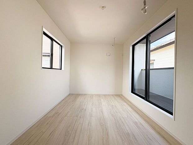 【洋室7.4帖】大きな窓からたっぷりと陽光が注がれる明るい空間。