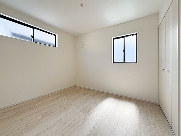 【洋室5.2帖】独立性を高めたお部屋。たっぷりの収納も配備しており、片付いた空間を現実出来そう。陽光も降り注ぐ明るく開放的な空間が魅力的。